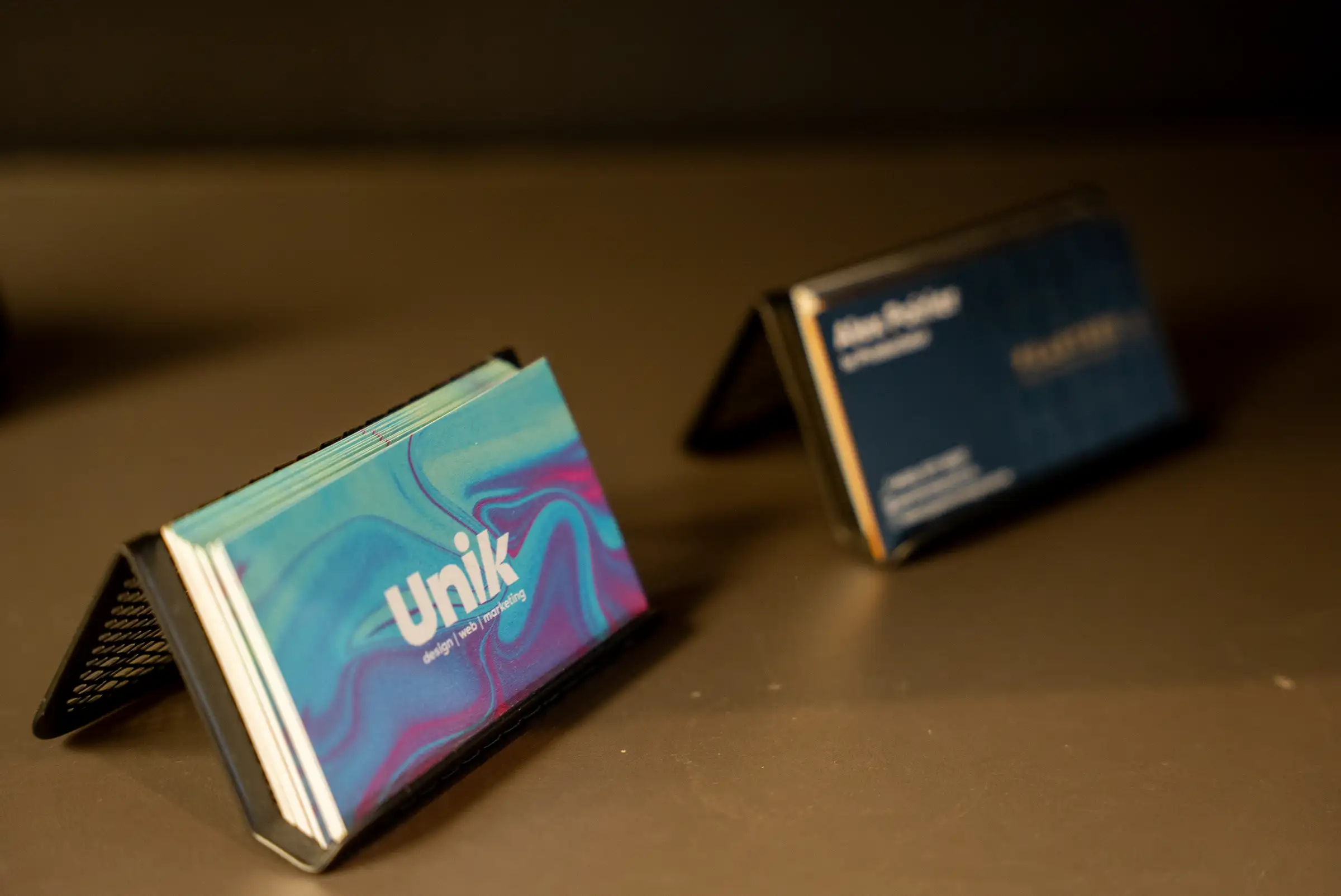 Les cartes d’affaires d’Unik Studio et de Peartree, vues de côté