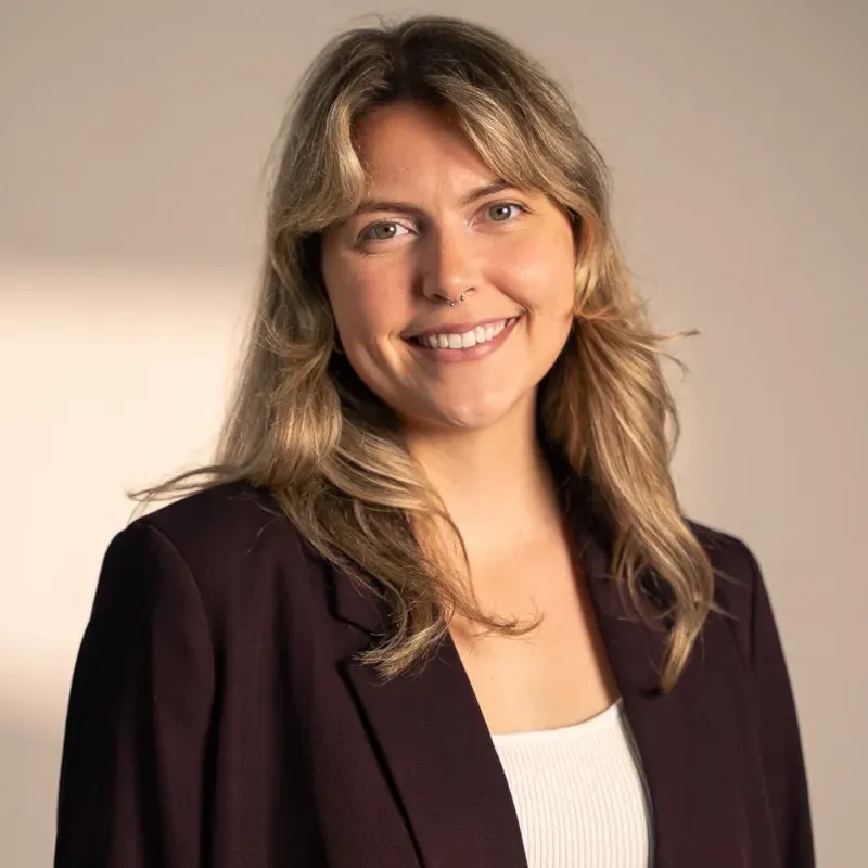 Frédérique Cloutier, cofondatrice de Meuf Marketing, souriante en studio