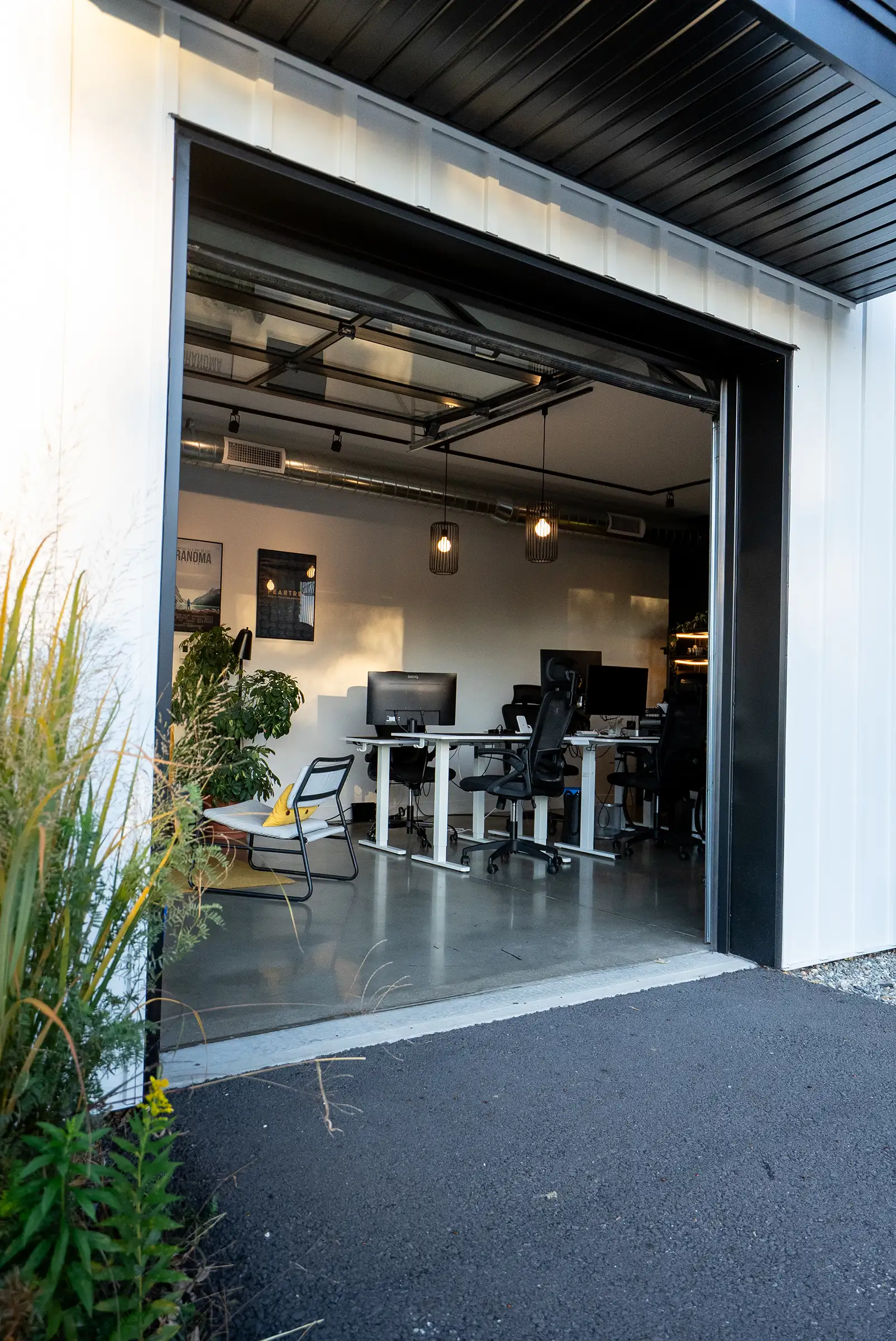 La porte de garage du Stoud ouverte, avec les postes de travail à l’intérieur