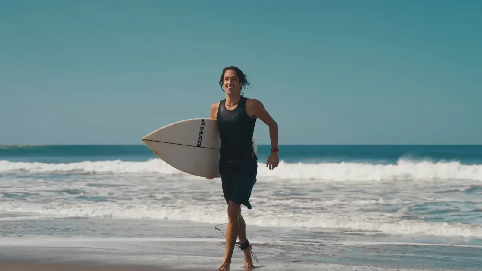 Un surfeur sort de la mer au Nicaragua, pour Ninos Del Mar