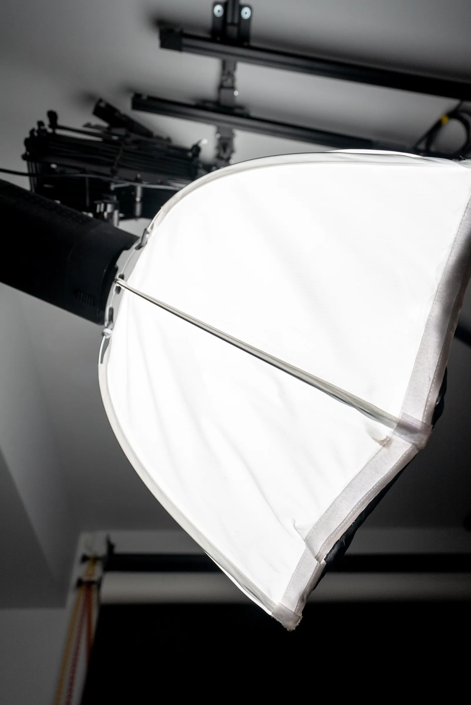 Une boîte à lumière accrochée au rail du plafond du studio photo