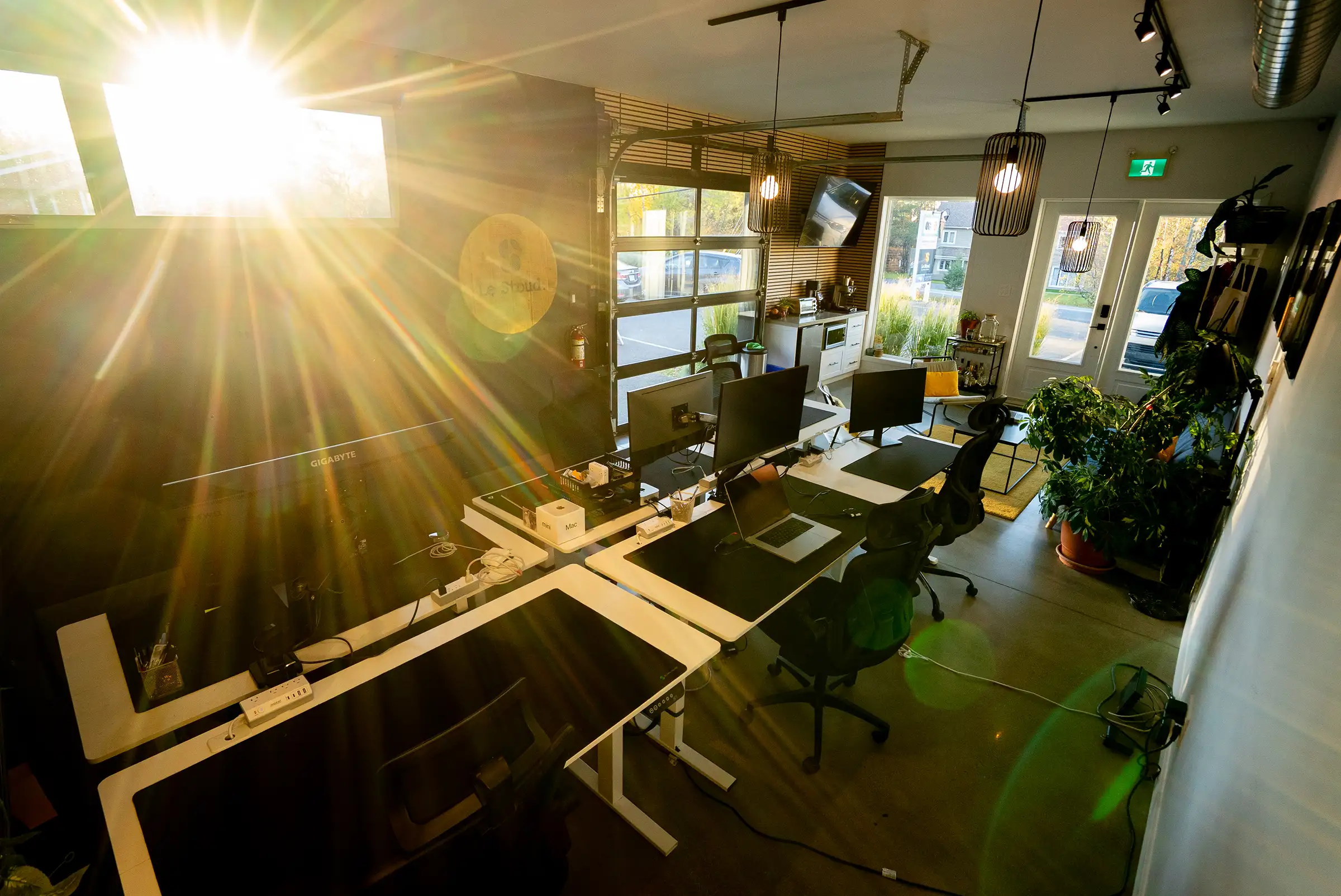 Les postes de travail du Stoud dans la lumière dorée de fin de journée