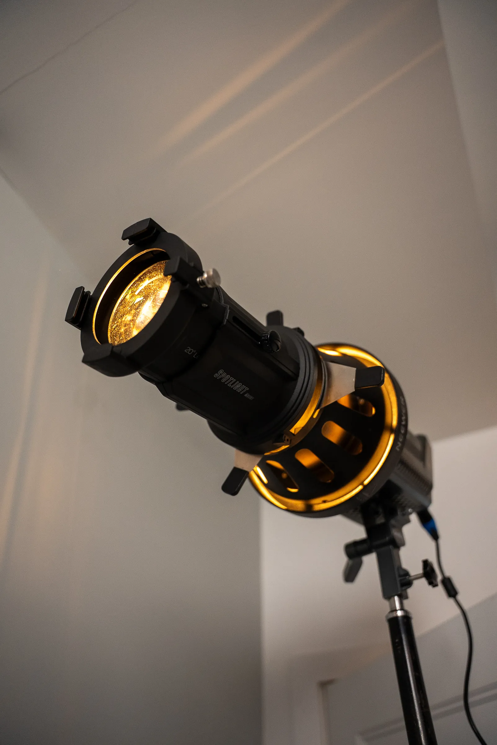 Un projecteur à volets du studio photo, sur son pied