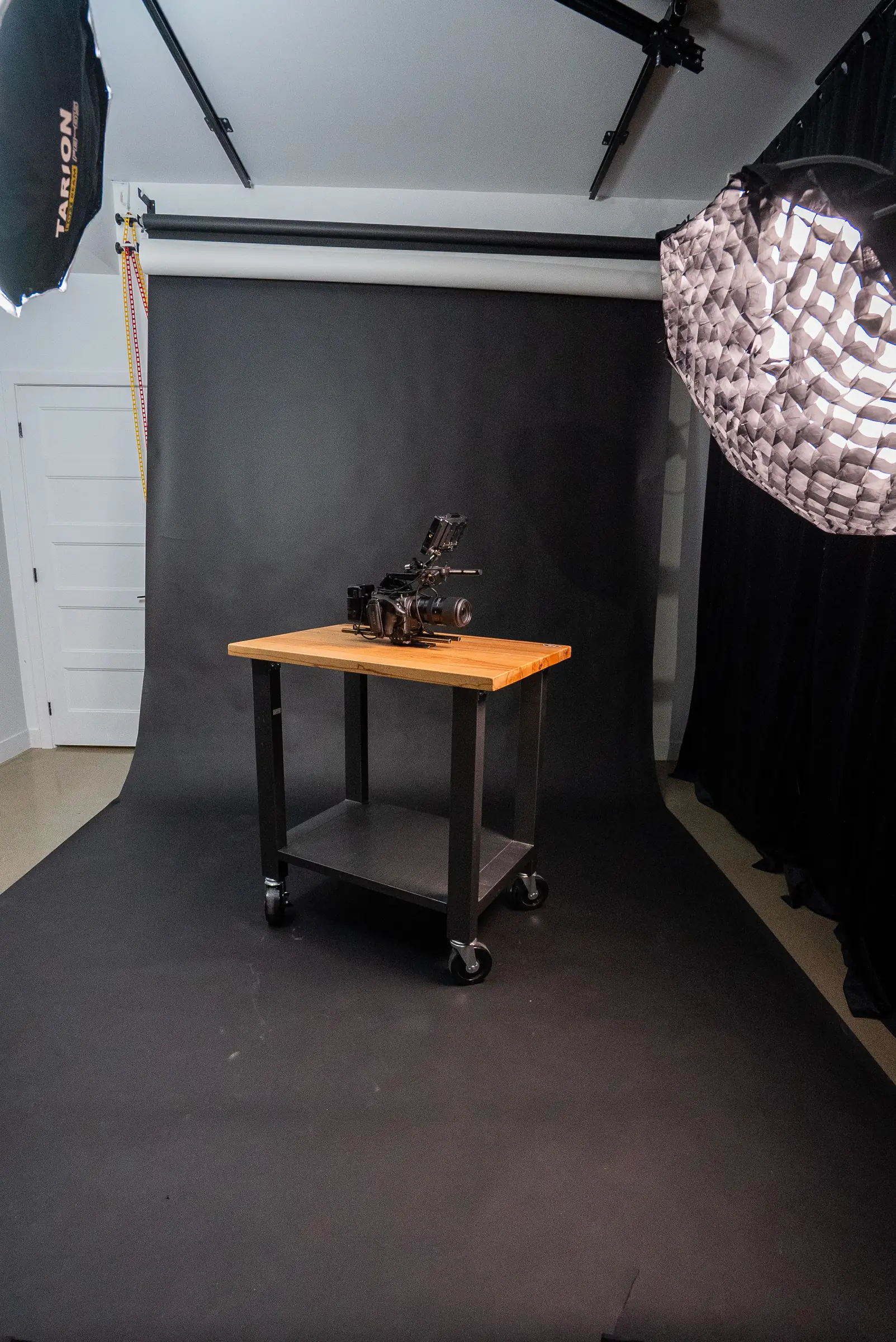 Le studio photo du Stoud monté en fond noir, avec un chariot et une caméra