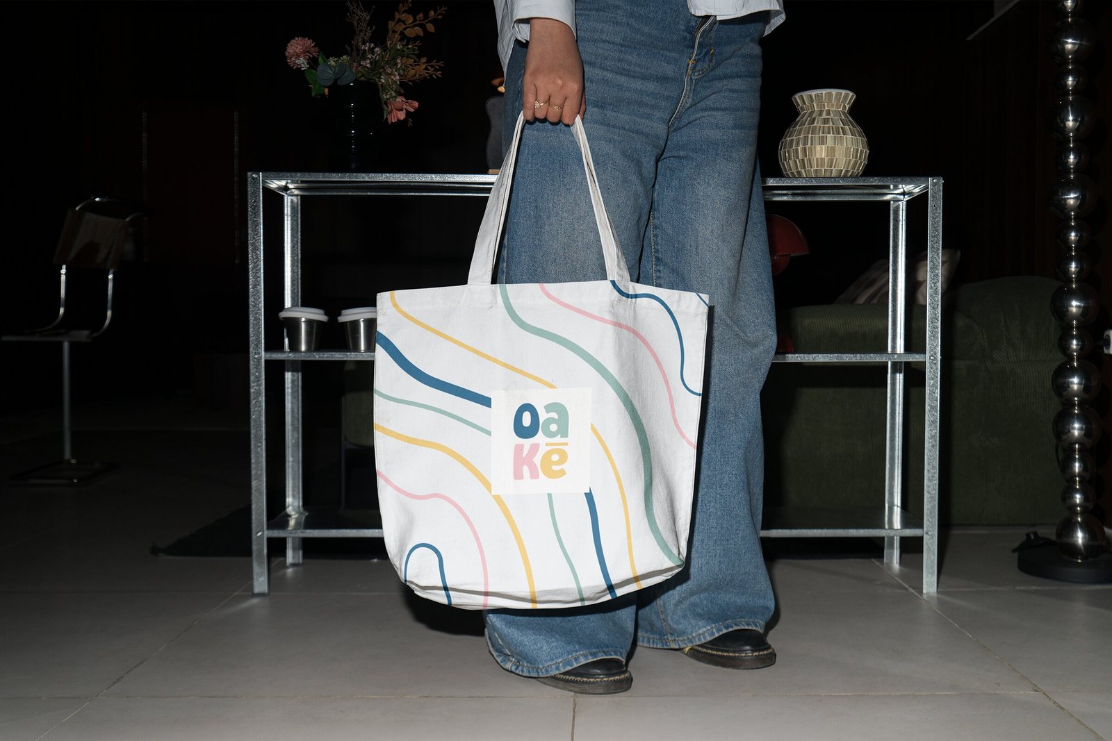 Sac fourre-tout de la Crèmerie Oaké, au motif topographique et à son logo carré