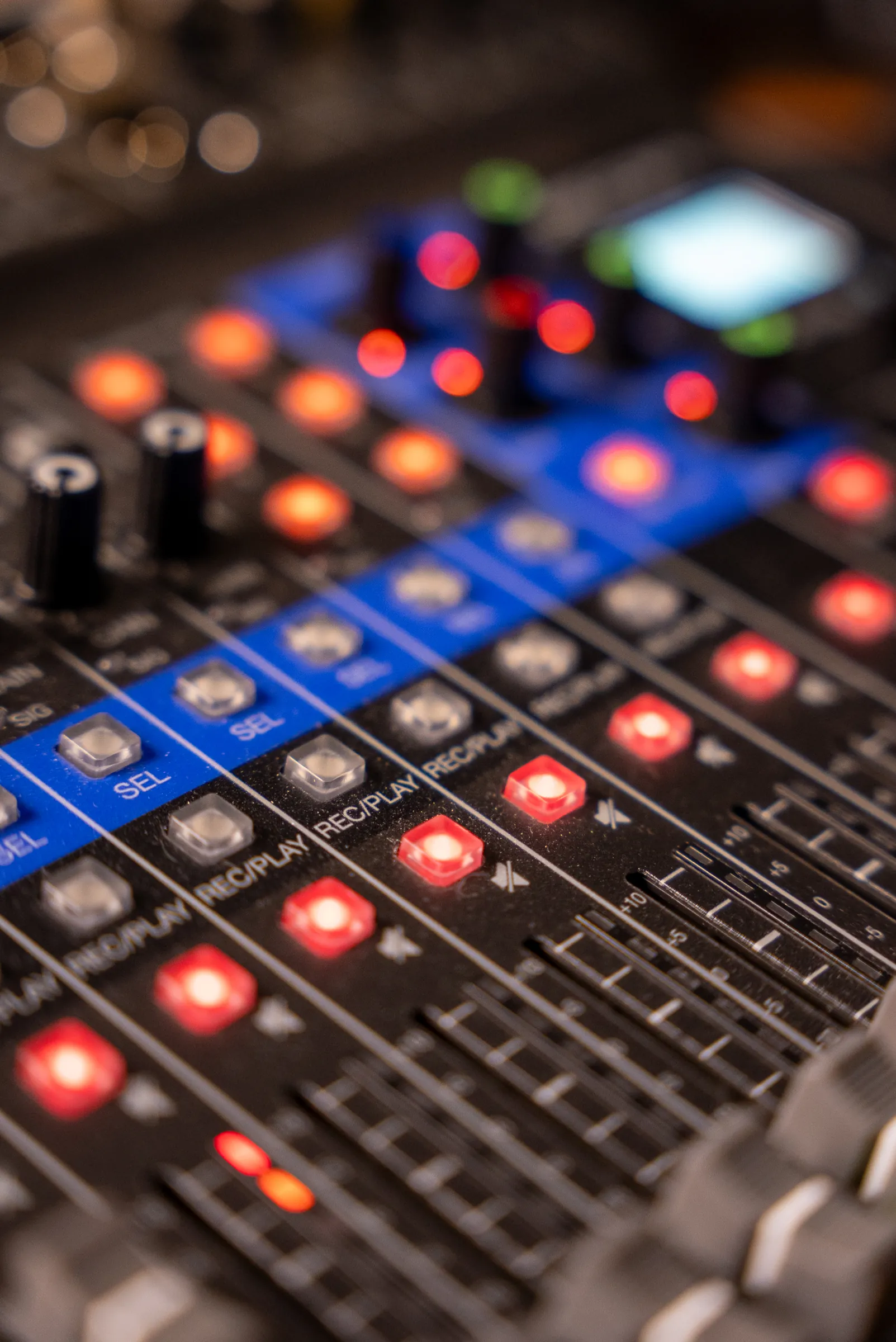 La console audio du studio podcast, avec ses boutons lumineux