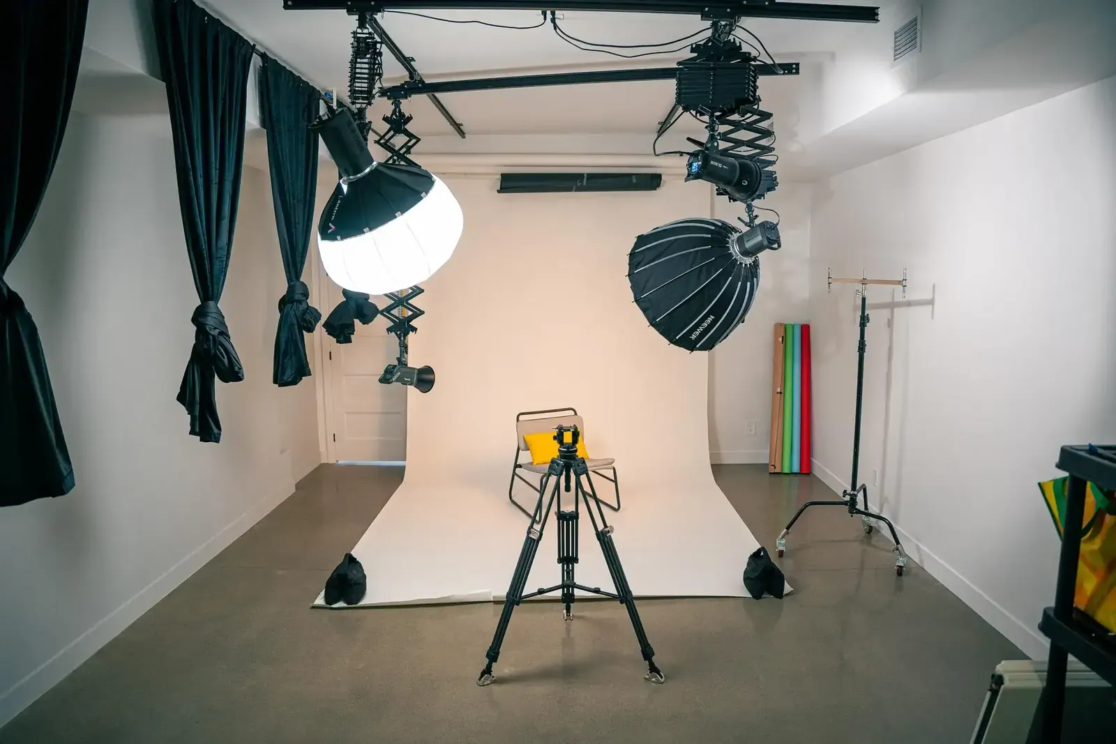 Le studio photo et vidéo du Stoud, avec fond blanc, rail au plafond et boîtes à lumière