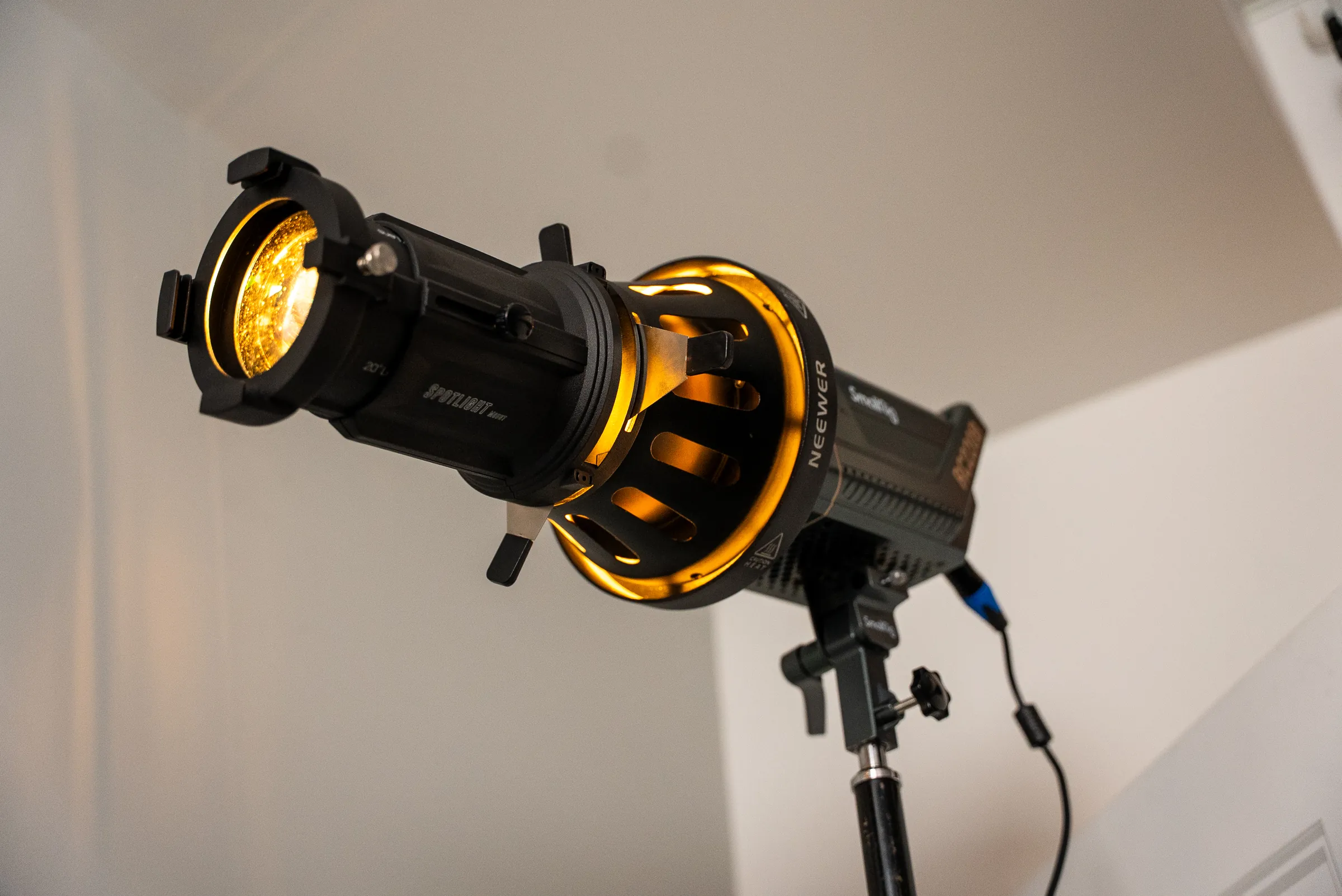 Un projecteur à volets du studio, sur son pied