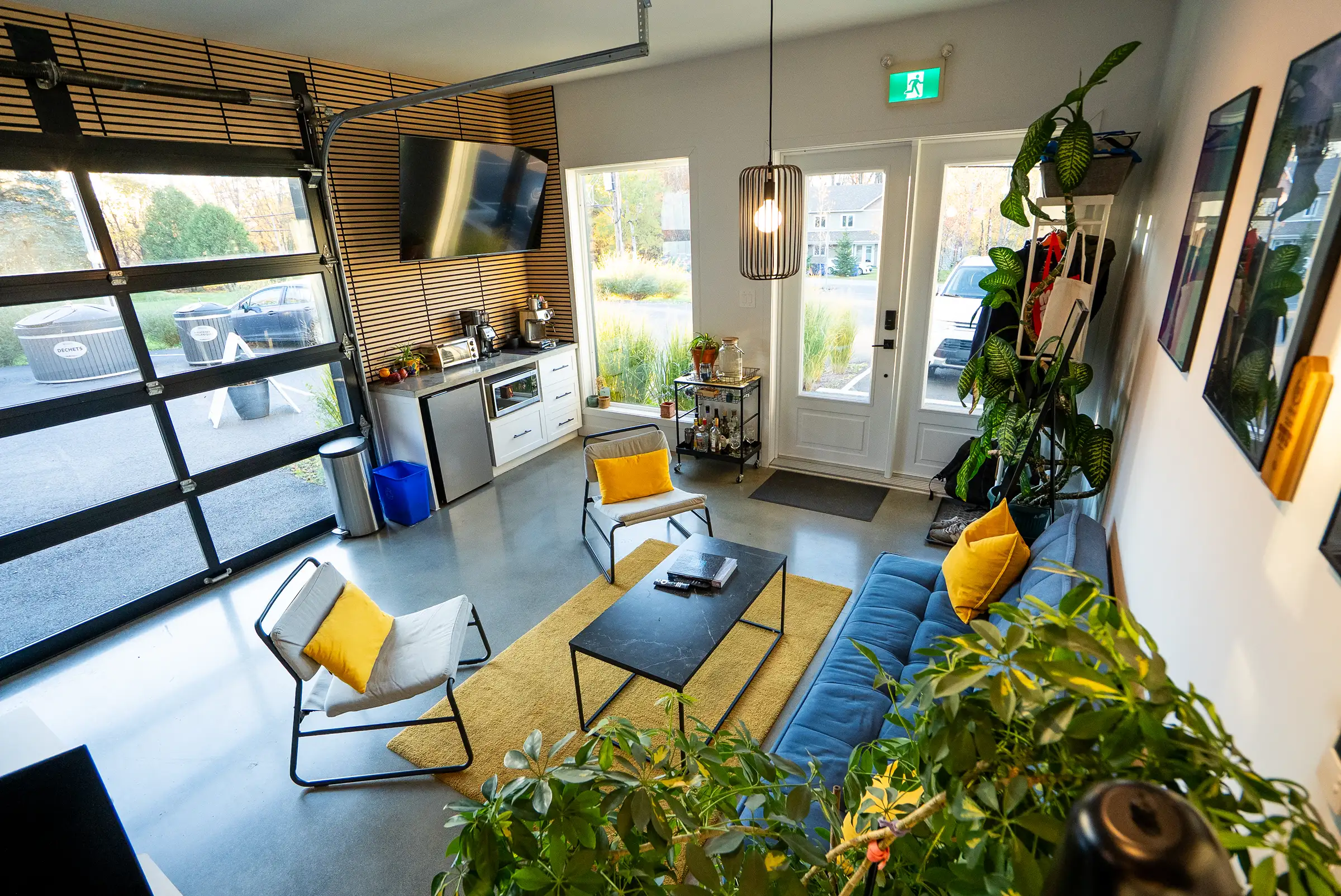 L’espace ouvert vu d’en haut, du salon vers le coin café et l’entrée