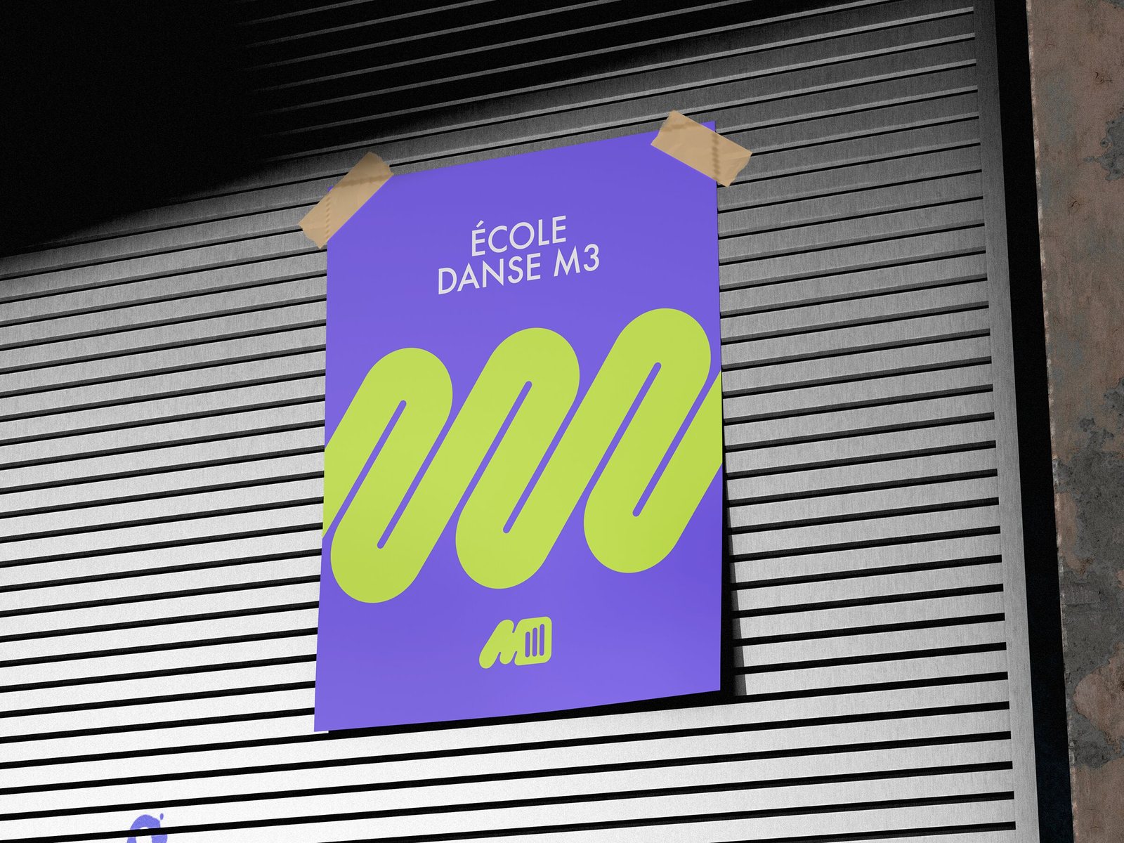 Affiche violette de l'École de Danse M3 collée sur un rideau de fer