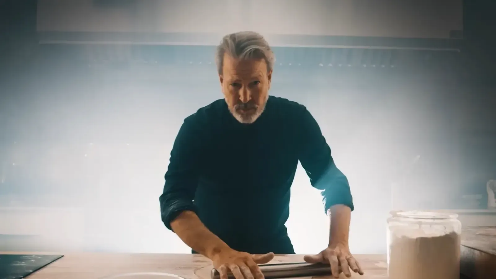 Ricardo, de Scooter Gas, penché sur une table dans son vidéoclip