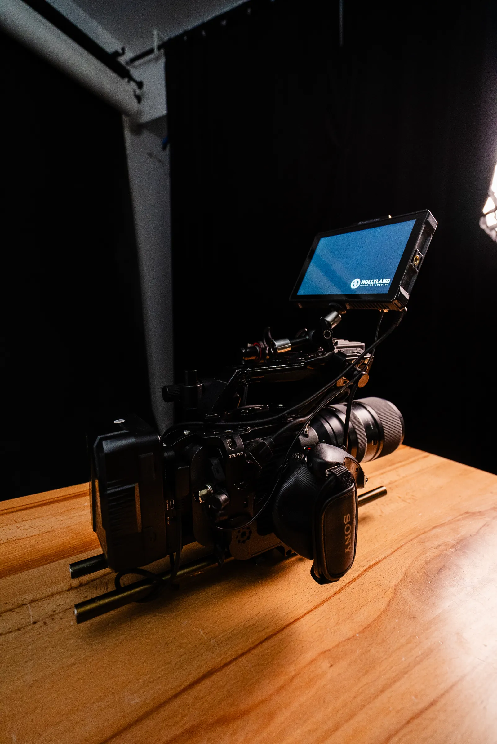 Une caméra cinéma et son moniteur sur une table du studio