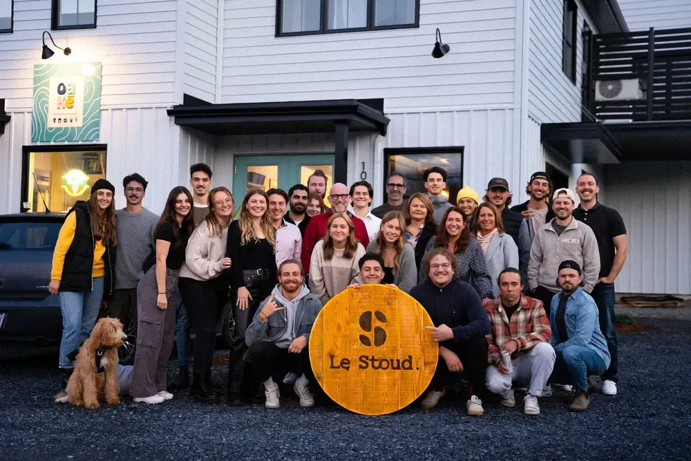 L'équipe du Stoud et ses invités devant le local, le soir du lancement en 2023