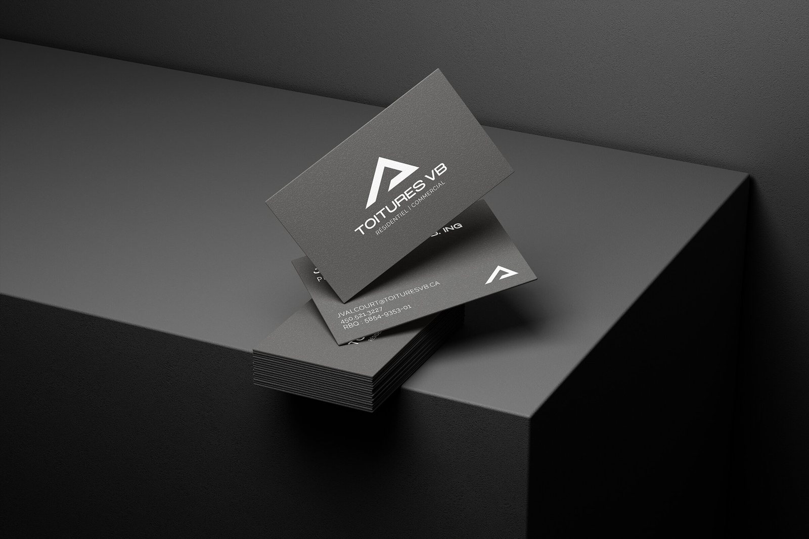 Cartes d'affaires noires de Toitures VB, recto au logo et verso aux coordonnées