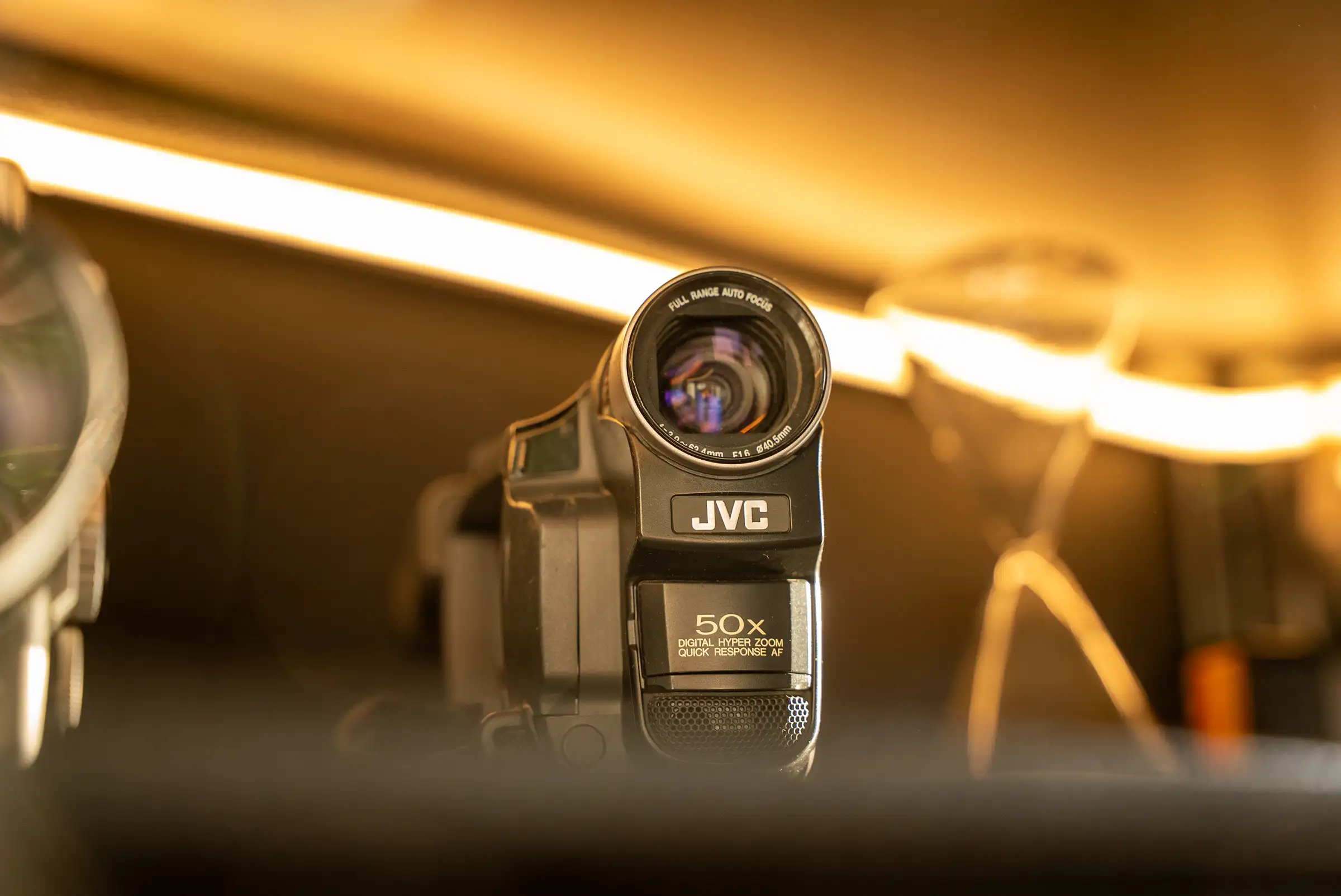 Un caméscope JVC sur une tablette éclairée