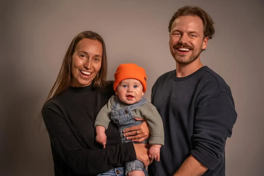 Séance La Famille au Stoud : des parents et leur bébé sur fond gris