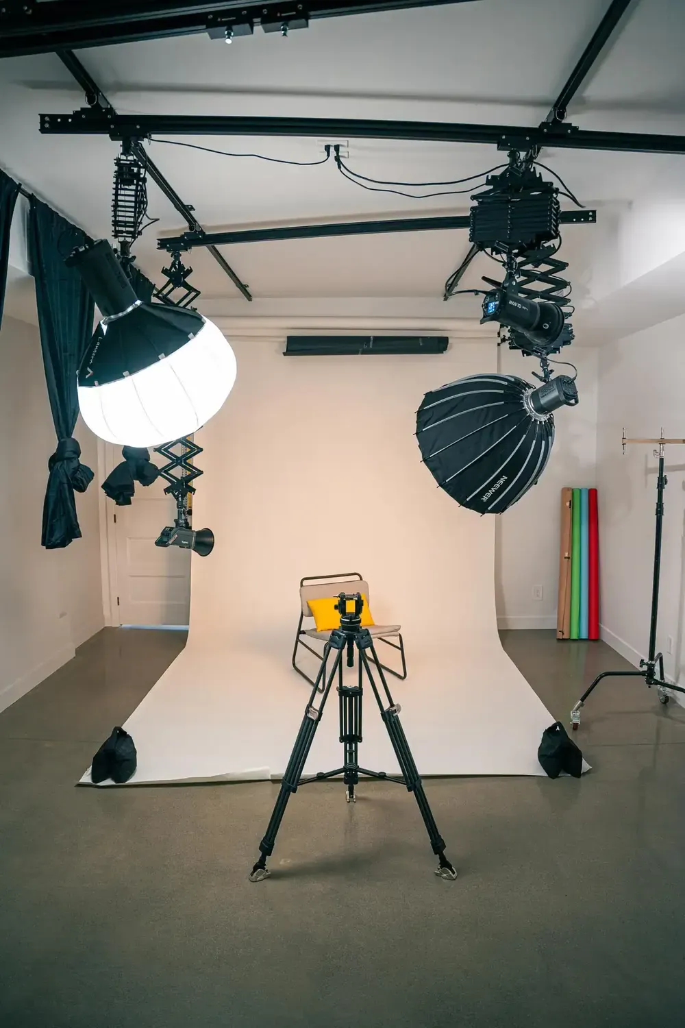 Le studio vu de l'entrée, avec ses boîtes à lumière suspendues au rail