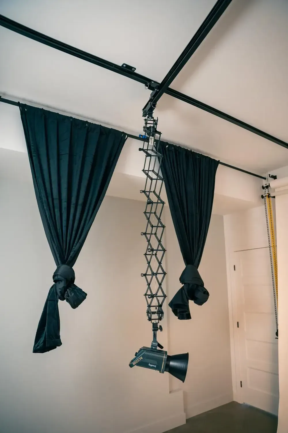 Rideaux noirs et projecteur suspendu dans le studio